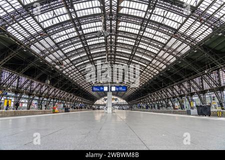 Grève de 3 jours par le syndicat des chemins de fer GDL, seulement très peu de trains locaux et longue distance circulent, vide de la gare centrale de Cologne, qui est généralement pleine de trave Banque D'Images