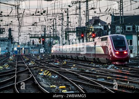 Train Eurostar en route pour Bruxelles, gare centrale de Cologne, voies sur le côté ouest, lignes aériennes, signaux, points, lignes de chemin de fer, Cologne, NRW, Banque D'Images