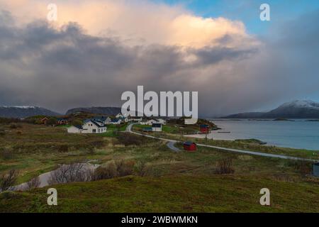 Un front de pluie s’approche de l’île de Sommarøy de l’autre côté de l’Atlantique. nuages colorés au coucher du soleil avec des nuages pluvieux roses et oranges, bleus et noirs Banque D'Images