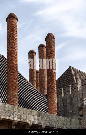 Vue à angle bas des cheminées du Palais Duques de Bragança à Guimaraes, Portugal, domaine médiéval et ancienne résidence des Ducs de Bragance avec un museu Banque D'Images