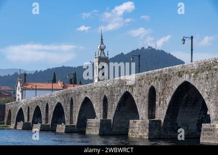 Ponte Romano-Gótica de Ponte de Lima dans la ville Ponte de Lima, Portugal sur la rivière Lima avec l'église Igreja de Santo António da Torre Velha Banque D'Images