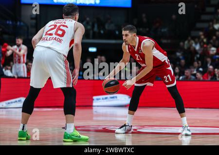 Diego Flaccadori #21 de EA7 Emporio Armani Milan (à droite) et Nemanja Nedovic #26 de Crvena Zvezda Meridianbet Belgrade (à gauche) vus en action lors du match de la saison régulière 2023/24 de Turkish Airlines Euroleague ronde 21 entre EA7 Emporio Armani Milan et Crvena Zvezda Meridianbet Belgrade au Mediolanum Forum. Score final ; EA7 Milan 62 : 76 Crvena Zvezda Meridianbet Belgrade. Banque D'Images