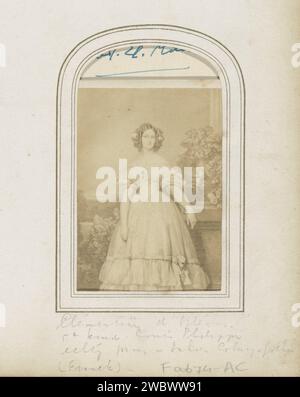 Production photographique (vraisemblablement) d'un portrait peint de Clémentine, Princesse d'Orléans, François Marie Louis Franck, d'après Anonymous, 1855 - 1870 Photographie. Carte de visite partie de l'album photo avec 123 cartes-de-visite de membres de maisons royales européennes, politiciens et personnalités connues. Marseille carton. papier. support photographique albumen estampe personnes historiques. robe, robe. Styles de coiffure - AA -  femmes Banque D'Images