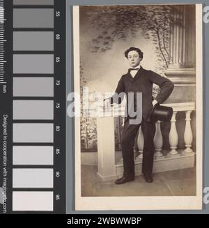 Portrait d'un jeune homme inconnu avec chapeau, Hermann Hartmann, 1855 - 1885 Photographie. Carte visite Frankfurt am main Cardboard. papier albumen print jeune, adolescent. Une personne historique anonyme a représenté Francfort-sur-le-main Banque D'Images