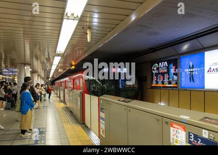 Tokyo, Japon ; 23 avril 2023 ; approche du métro et attente des passagers sur le quai d'une station de métro de la ville Banque D'Images
