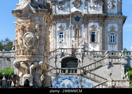 Lamego, Portugal-2 octobre 2022 ; façade baroque et rococo avant et partie de l'escalier du Santuário de Nossa Senhora dos Remédios Banque D'Images