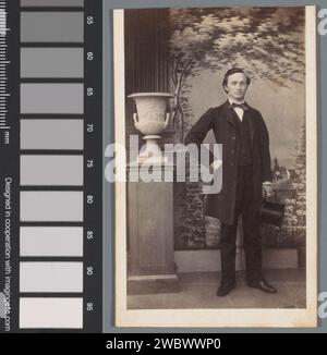 Portrait d'un jeune homme inconnu avec chapeau, Hermann Hartmann, 1855 - 1885 Photographie. Carte visite Frankfurt am main Cardboard. papier albumen print jeune, adolescent. Une personne historique anonyme a représenté Francfort-sur-le-main Banque D'Images