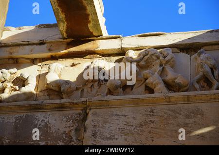 Détail des sculptures sur le temple d'Héphaïstos ou Héphaisteion, dans l'ancienne agora, ou marché, à Athènes, Grèce Banque D'Images