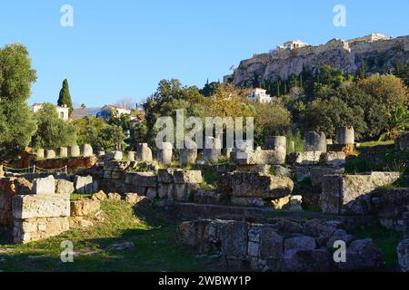 Fragments de colonne dans l'ancienne Agora, ou marché, à Athènes, Grèce. L'Acropole en arrière-plan Banque D'Images