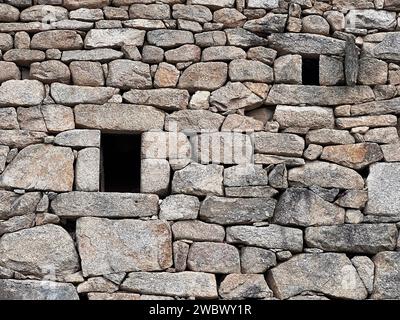 Détail d'une maçonnerie traditionnelle en pierre sèche du sud de la France dans les Cévennes Banque D'Images