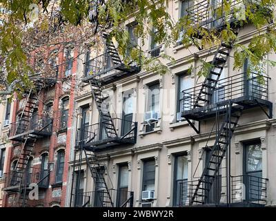 Vieux bâtiments colorés avec échelle de feu et arbres sur New-york manhattan, Upper East Side, bâtiments avant maison Banque D'Images