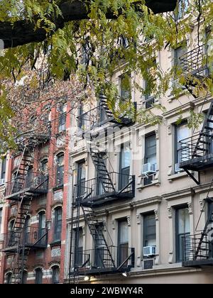 Vieux bâtiments colorés avec échelle de feu et arbres sur New-york manhattan, Upper East Side, bâtiments avant maison Banque D'Images