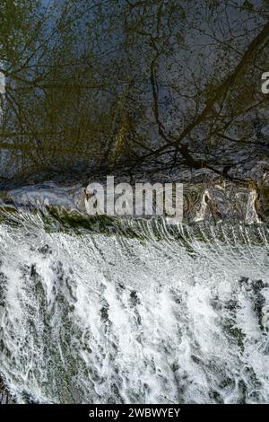 Eau en cascade au-dessus du déversoir montrant de l'eau blanche moussante Banque D'Images
