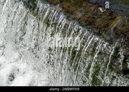 Eau en cascade au-dessus du déversoir montrant de l'eau blanche moussante Banque D'Images