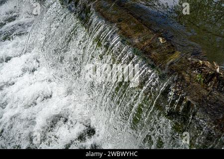 Eau en cascade au-dessus du déversoir montrant de l'eau blanche moussante Banque D'Images