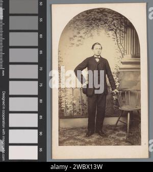 Portrait d'un jeune homme inconnu avec chapeau, Hermann Hartmann, 1855 - 1885 Photographie. Carte visite Frankfurt am main Cardboard. papier albumen print jeune, adolescent. Une personne historique anonyme a représenté Francfort-sur-le-main Banque D'Images