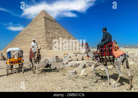 Nécropole de Gizeh, Égypte - 26 avril 2022 : les Bédouins vêtus de vêtements traditionnels, montent des chameaux décorés de broderies spécifiques. Banque D'Images