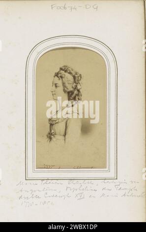 Production photographique (vraisemblablement) d'un tirage de Marie Thérèse Charlotte van France, fille de Louis XVI, Étienne Neurdein, d'après Anonyme, c. 1863 - c. 1880 Photographie. Carte de visite partie de l'album photo avec 123 cartes-de-visite de membres de maisons royales européennes, politiciens et personnalités connues. carton. papier. support photographique albumen estampe personnes historiques. princesse. Styles de coiffure - AA -  femmes. robe, robe. bordure, ruban, tresse. perruque Banque D'Images