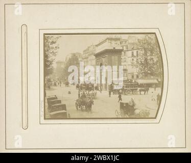 Porte Saint-Martin à Paris avec le boulevard Saint-Martin, anonyme, c. 1870 - c. 1900 photographie. Photographie de cabinet partie de l'album photo avec des photos de cabinet de sites à Paris et Versailles. Paris carton. papier. support photographique tirage albumine city-gate. avenue, boulevard, promenade, esplanade (+ ville(-paysage) avec figures, staffage) Paris. Porte Saint-Martin Banque D'Images