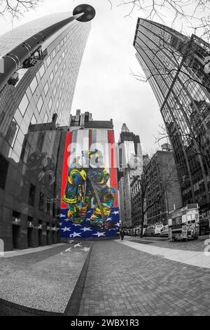 NEW YORK, USA - 6 MARS 2020 : photo en noir et couleur avec les Braves de 9/11, l'une des peintures murales en technicolor créées par l'artiste brésilien Eduardo Kobra. Banque D'Images