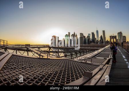 NEW YORK, USA - 9 MARS 2020 : vue grand angle du pont de Brooklyn dans la lumière de l'après-midi avec des touristes. Banque D'Images