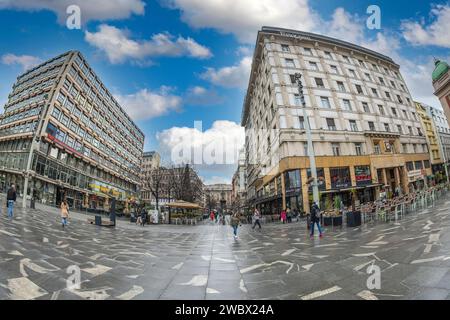 BELGRADE, SERBIE - 4 MARS 2020 : bâtiments et personnes sur la place de la République dans la capitale de la Serbie. Banque D'Images