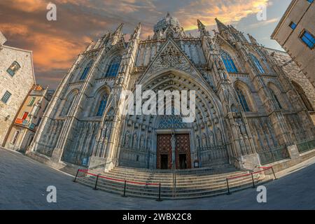 BARCELONE, ESPAGNE - FÉV. 27, 2022 : la cathédrale de la Sainte-Croix et Sainte-Eulalie, connue sous le nom de cathédrale de Barcelone. Banque D'Images