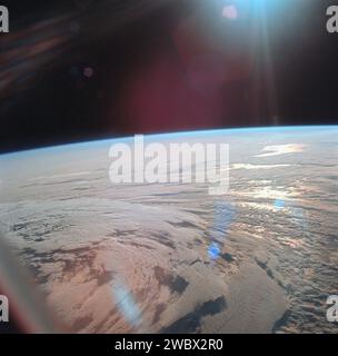 Vue de la Terre montrant des nuages au-dessus de l'eau prise par les membres d'équipage d'Apollo 11 du vaisseau spatial Apollo 11 après une injection translunaire, Johnson Space Center, NASA, 16 juillet 1969 Banque D'Images