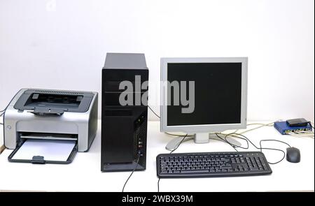 Écran d'ordinateur de bureau et clavier avec imprimante à l'intérieur du bureau Banque D'Images