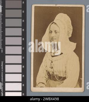 Portrait d'une femme inconnue dans le costume traditionnel de Noord-Brabant, Anonyme, c. 1870 - c. 1880 Photographie. Visitez Card pays-Bas support photographique. costume folklorique imprimé albumine en carton, costume régional Banque D'Images