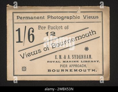 Enveloppe avec douze images de Bournemouth, E.M. Sydenham, 1900 - 1930 enveloppe avec douze tirages de lieux de la région de Bournemouth. Soyez représenté, entre autres, Branscombe, le quartier Boscombe et le Pier. Papier collotype Bournemouth / impression perspective de ville, panorama de ville, silhouette de ville. jetée, quai, quai. Chemin forestier ou ruelle Bournemouth Banque D'Images