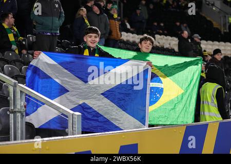 Hull, Royaume-Uni. 12 janvier 2024. Fans de Norwich avec un drapeau écossais et brésilien lors du match du championnat Sky Bet Hull City vs Norwich City au MKM Stadium, Hull, Royaume-Uni, le 12 janvier 2024 (photo de Mark Cosgrove/News Images) à Hull, Royaume-Uni le 1/12/2024. (Photo de Mark Cosgrove/News Images/Sipa USA) crédit : SIPA USA/Alamy Live News Banque D'Images