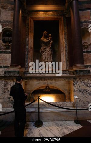 Le tombeau de Raphaël au Panthéon à Rome, Italie Banque D'Images