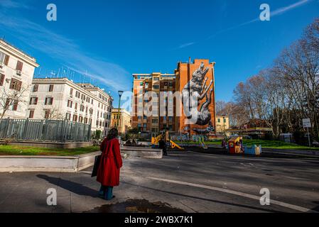 Femme adulte contemplant une fresque géante dans le quartier Testaccio, Rome Banque D'Images