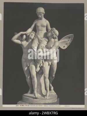Scyria et Zephyr, Anderson (firme), c. 1890 - en 1910 ou avant photographie partie de l'album photo d'un voyage à travers l'Europe du Sud et le Moyen-Orient. support photographique impression argentique pièce de sculpture, reproduction d'une pièce de sculpture. Les amours de Zephyrus. Psyché (+ amour-affaires) Banque D'Images