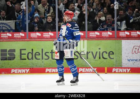 Schwenningen, Deutschland. 12 janvier 2024. Jubel BEI Tylor Spink (Schwenninger Wild Wings #90) Schwenninger Wild Wings gegen Duesseldorfer EG, Eishockey, DEL, 37. Spieltag, saison 2023/2024, 12.01.2024 photo : Eibner-Pressefoto/Sven Laegler crédit : dpa/Alamy Live News Banque D'Images