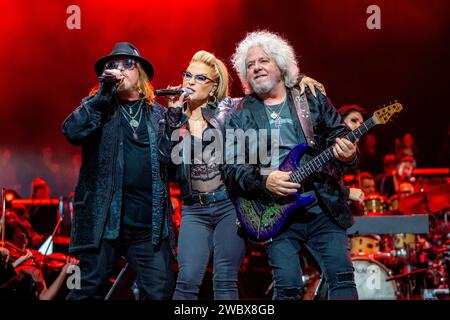 Der US-amerikanischer Gitarrist Steve Lukather ,die US-Sängerin Anastacia Lyn Newkirk und der US Sänger Joseph Williams BEI der Night of the Proms Tour 2023 à München. München Olympiahalle Bayern Deutschland *** le guitariste américain Steve Lukather, la chanteuse américaine Anastacia Lyn Newkirk et le chanteur américain Joseph Williams lors de la Night of the Proms Tour 2023 à Munich Munich Olympiahalle Bayern Allemagne Banque D'Images