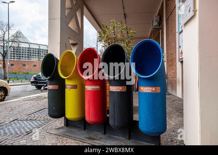 Poubelles et poubelles à Rome, Italie Banque D'Images