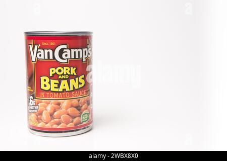 Boîte de Van camps porc et haricots sur fond blanc Banque D'Images