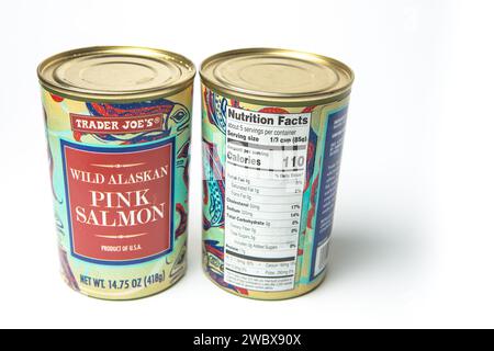 Trader Joes conserves de saumon rose d'Alaska et faits nutritionnels fond blanc Banque D'Images