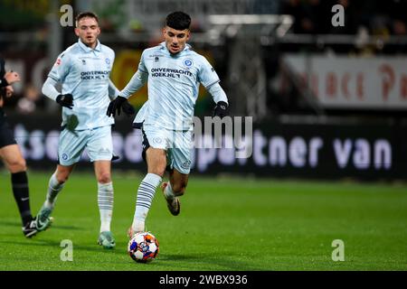 Den Haag, Nederland. 12 janvier 2024. DEN HAAG, NEDERLAND - JANVIER 12 : Basar Onal de de Graafschap court avec le ballon lors du match néerlandais Keuken Kampioen Divisie entre ado Den Haag et de Graafschap au Bingoal Stadion le 12 janvier 2024 à Den Haag, Nederland. (Photo Hans van der Valk/Orange Pictures) crédit : Orange pics BV/Alamy Live News Banque D'Images