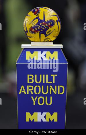 Hull, Royaume-Uni. 12 janvier 2024. Ballon de match du championnat Sky Bet lors du match du championnat Sky Bet Hull City vs Norwich City au MKM Stadium, Hull, Royaume-Uni, le 12 janvier 2024 (photo de Mark Cosgrove/News Images) à Hull, Royaume-Uni le 1/12/2024. (Photo de Mark Cosgrove/News Images/Sipa USA) crédit : SIPA USA/Alamy Live News Banque D'Images