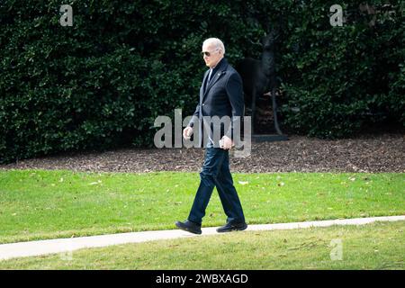 Washington DC, États-Unis. 12 janvier 2024. Le président Joe Biden traverse la pelouse sud alors qu'il quitte la Maison Blanche pour commencer son voyage à Allentown, en Pennsylvanie. Crédit : SOPA Images Limited/Alamy Live News Banque D'Images