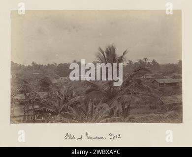 Vue des environs d'un bâtiment gouvernemental au Cameroun, anonyme, 1899 photographie photo 3 d'un panorama de 4. Partie de l'album photo avec des enregistrements du Cameroun vers 1899. Cameroun support photographique albumen print forêt, bois. Perspective de village, silhouette de village Cameroun Banque D'Images