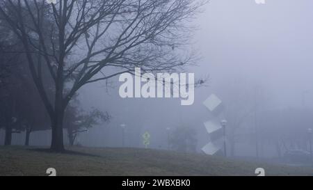 Une journée brumeuse et atmosphérique capturée à l'intersection d'une rue animée et d'un trottoir piéton Banque D'Images