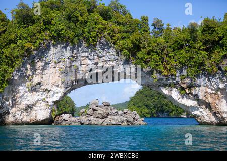 Arc en pierre naturelle dans l'océan, îles Rock Palau, Micronésie Banque D'Images