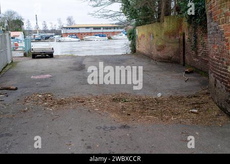 Cookham, Royaume-Uni. 12 janvier 2024. Les débris de la Tamise marquent à quel point la rivière a été inondée cette semaine. Le village de Cookham, dans le Berkshire, commence lentement à se dessécher après que la Tamise ait éclaté ses rives le week-end dernier. Les niveaux de la rivière baissent enfin. Maintenant, le nettoyage coûteux commencera par les résidents et le Royal Borough of Windsor & Maidenhead. Crédit : Maureen McLean/Alamy Banque D'Images