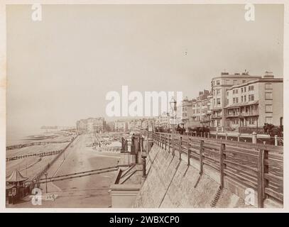 Plage et boulevard de Brighton, vu de Kemptown, Anonymous, 1878 - 1890 photographie partie de l'album de voyage villes européennes, probablement suédoises. Brighton support photographique albumen print plage. avenue, boulevard, promenade, esplanade (+ ville(-paysage) avec chiffres, personnel). Dans ou au bord de l'eau (sur la plage) Brighton Banque D'Images