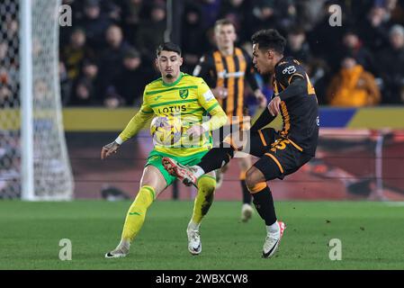 Hull, Royaume-Uni. 12 janvier 2024. Borja Sainz de Norwich City et Fabio Carvalho de Hull City se battent pour le ballon lors du match de championnat Sky Bet Hull City vs Norwich City au MKM Stadium, Hull, Royaume-Uni, le 12 janvier 2024 (photo de Mark Cosgrove/News Images) à Hull, Royaume-Uni le 1/12/2024. (Photo de Mark Cosgrove/News Images/Sipa USA) crédit : SIPA USA/Alamy Live News Banque D'Images