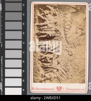 Relief sur la tombe de l'empereur Maximilien Ier : rencontre entre Maximilien Ier et le roi d'Angleterre Henri VIII, 1513, Anonyme, Franz Unterberger, d'après Alexandre Colin, 1855 - 1867 Photographie. Carte de visite Innsbruck Cardboard. règle d'impression papier albumen, souverain. Tombe, tombe Hofkerk Banque D'Images